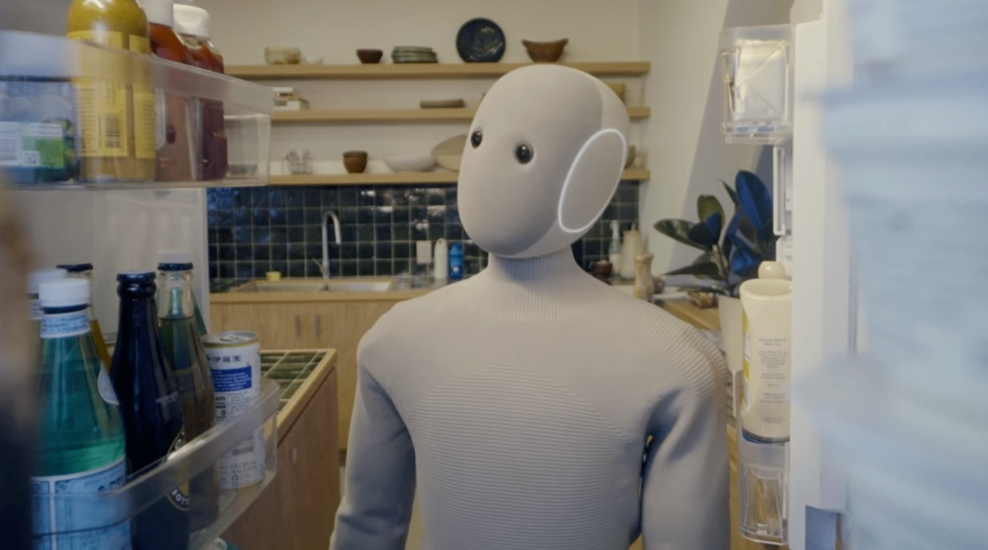 1X NEO robot voert huishoudelijke taken uit in keuken